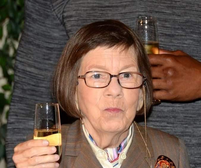 Linda Hunt Leaves Behind A Fortune That Makes Her Family Cry