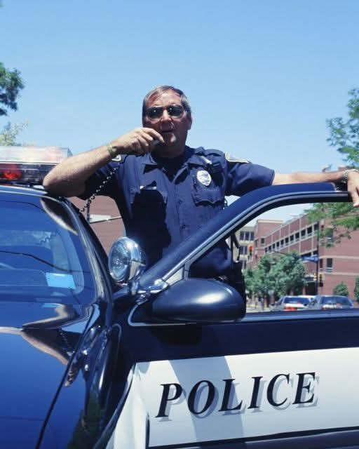 A Police Officer Pulled Me Over for Expired Tags—what He Did Next Saved My Family