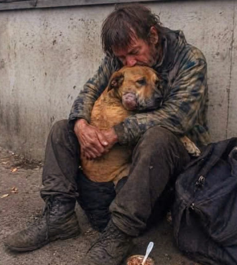 “A Powerful Story of Loyalty: A Man and His Dog Who Refused to Give Up on Each Other”…Some stories don’t feel real — they feel like something from a movie. This is one of them. A man named Ray and his loyal dog Pearl are said to have faced a heartbreaking situation when a vet recommended putting the dog to sleep due to a serious medical condition. But instead of giving up, Ray chose a different path — one driven by hope, loyalty, and determination. With no car and very limited resources, the journey that followed became something people still talk about today. It’s a story about struggle, endurance, and the unbreakable bond between a man and his dog. Whether you see it as a true event or a symbolic story shared online, one thing is certain — it has touched thousands of people and continues to spread because of its emotional power. 👉 Read the full story in the comments
